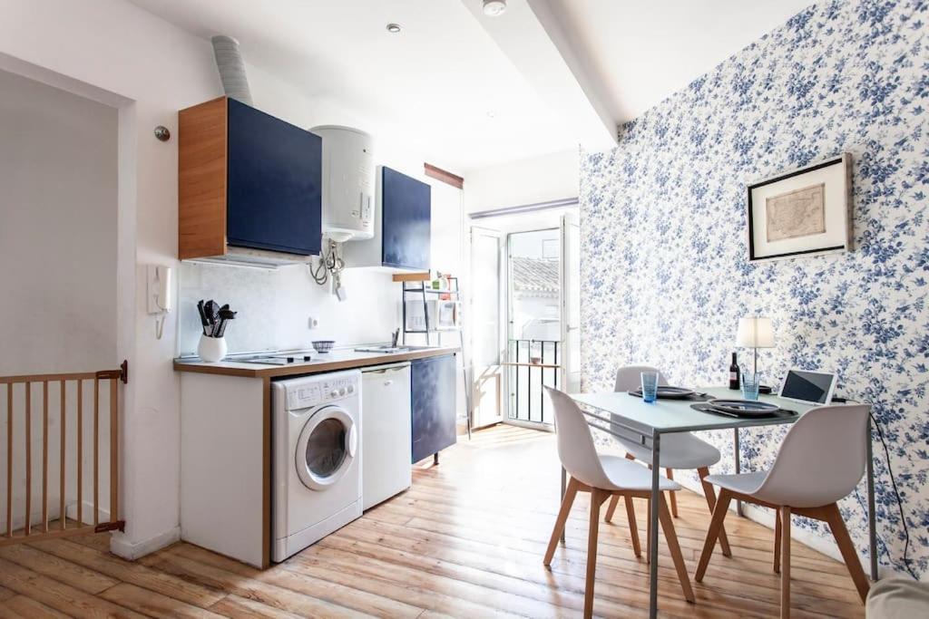 Alfama Iii - French Balcony And Smart Check-in Appartement